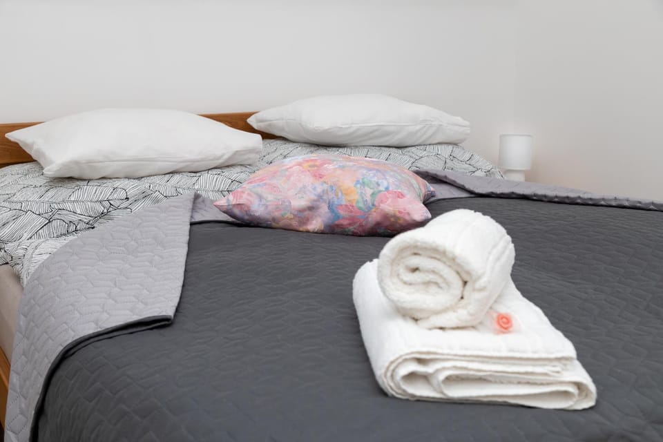 Bed, Bedroom, towels