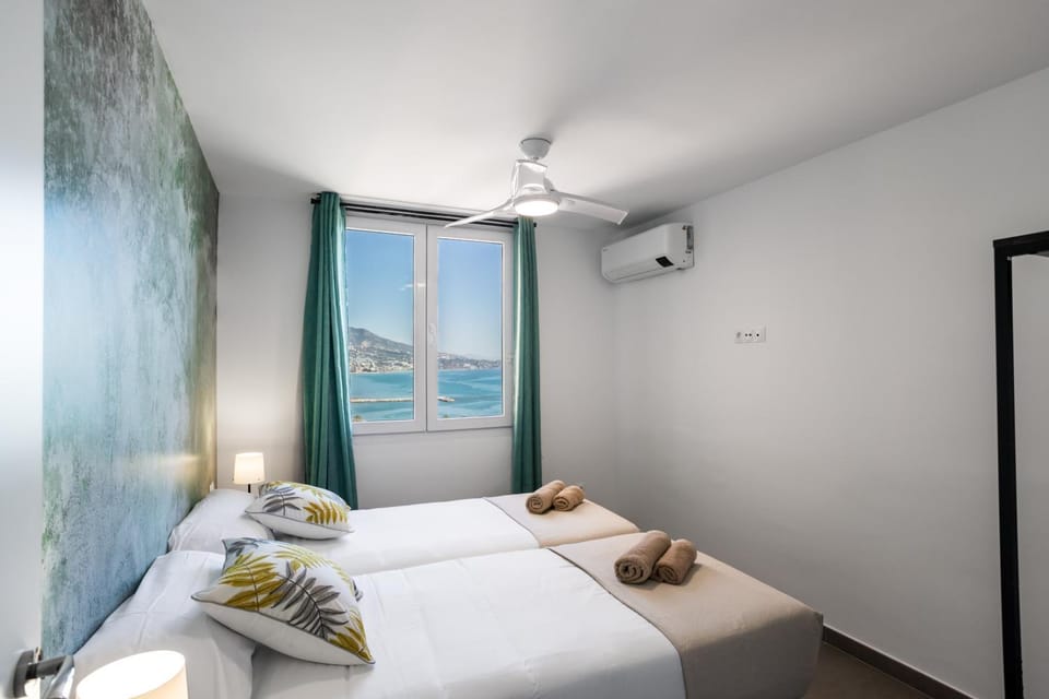 Bed, Natural landscape, Photo of the whole room, Bedroom, fireplace