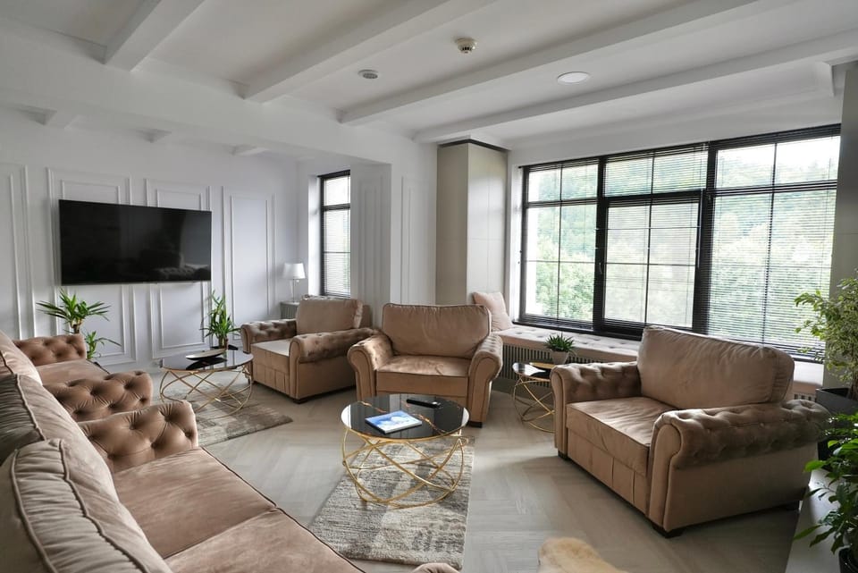 Communal lounge/ TV room, TV and multimedia, Living room, Seating area