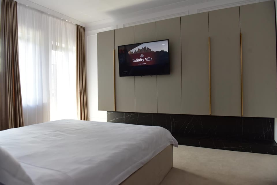 Bed, TV and multimedia, Photo of the whole room, Bedroom