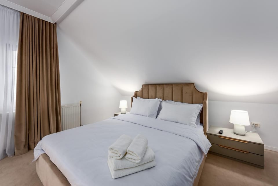Bed, Photo of the whole room, Bedroom, towels