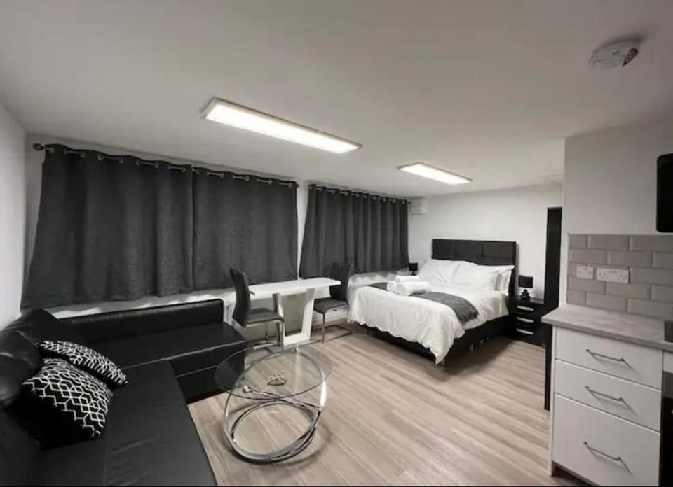 Studio appt - Sleeps 2 - Free Parking - 5min-Metro Apartment in England