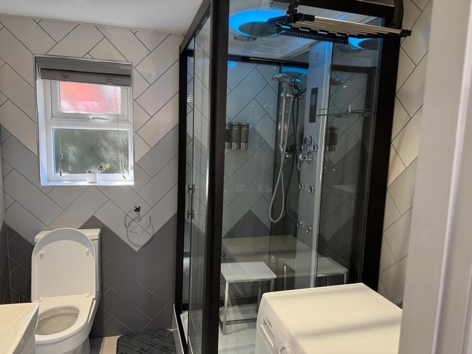 Studio appt - Sleeps 2 - Free Parking - 5min-Metro Apartment in England
