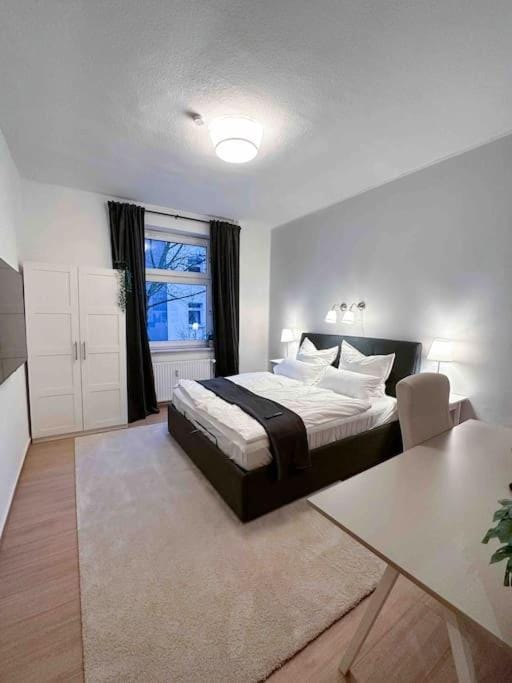 Modern City apt. -with 2 TV, Netflix and work desk Apartment in Essen