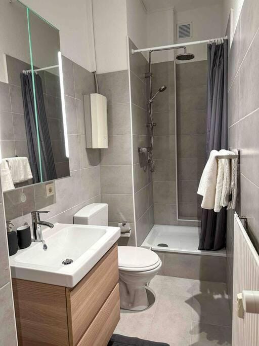 Modern City apt. -with 2 TV, Netflix and work desk Apartment in Essen