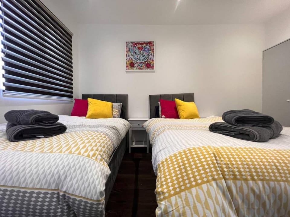 Bed, Photo of the whole room, Decorative detail, Bedroom, towels