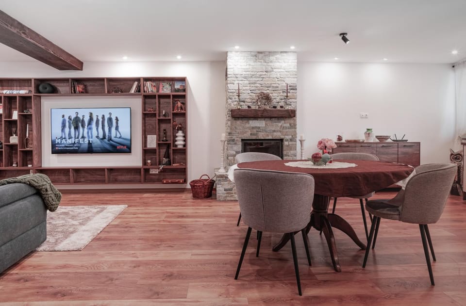 Communal lounge/ TV room, Library, TV and multimedia, Living room, Seating area, Dining area, Evening entertainment, flat iron