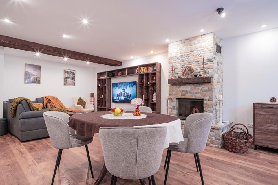 Communal lounge/ TV room, TV and multimedia, Living room, Seating area, Dining area, Evening entertainment, flat iron