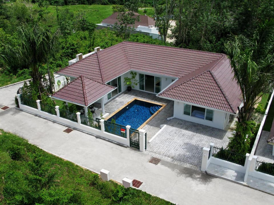 Property building, BBQ facilities, Balcony/Terrace, Other, Mountain view, Pool view, Street view, Swimming pool, Quiet street view, Parking