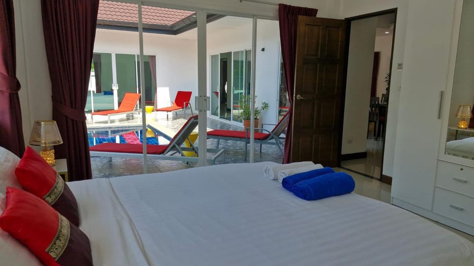 Bed, Living room, Bedroom
