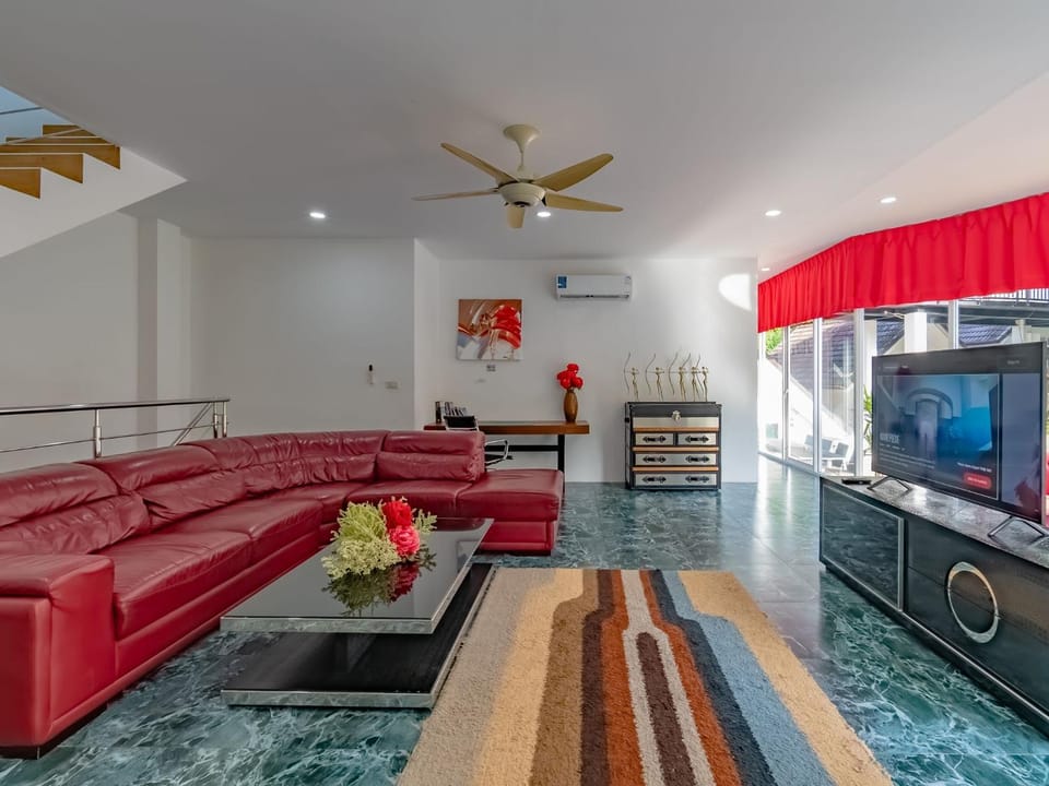 Communal lounge/ TV room, TV and multimedia, Living room, Family, air conditioner