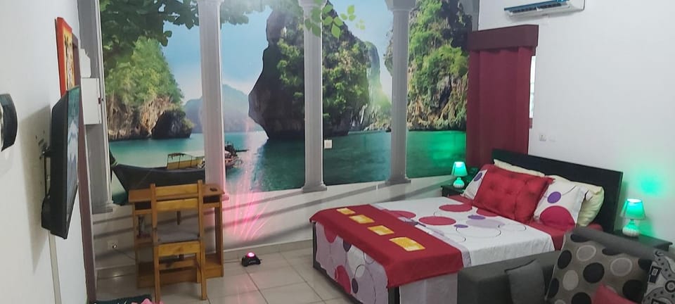 Bed, Seating area, Bedroom
