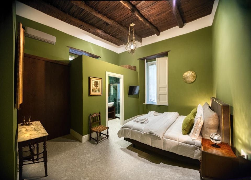 Bed, TV and multimedia, Photo of the whole room, Decorative detail, Bedroom, hair dresser, towels, wardrobe