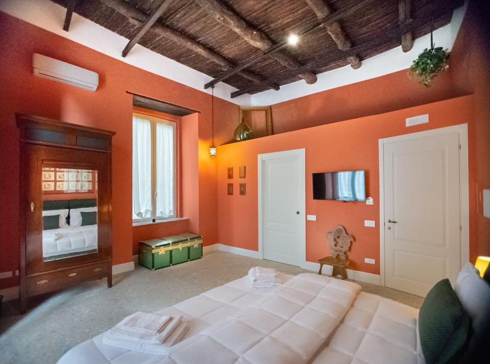 Bed, TV and multimedia, Photo of the whole room, Decorative detail, Bedroom, hair dresser, wardrobe