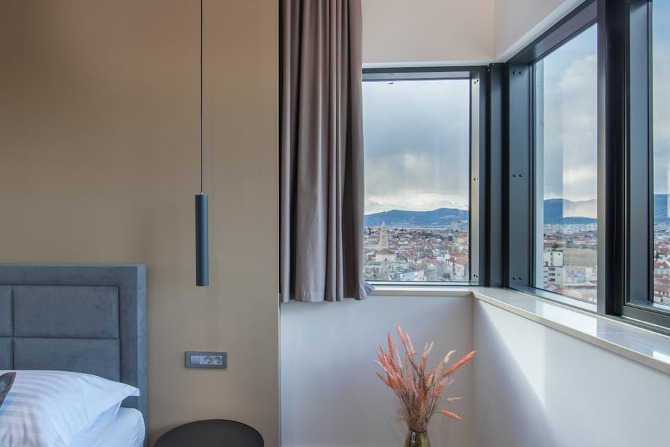 Bed, Bedroom, City view, Mountain view