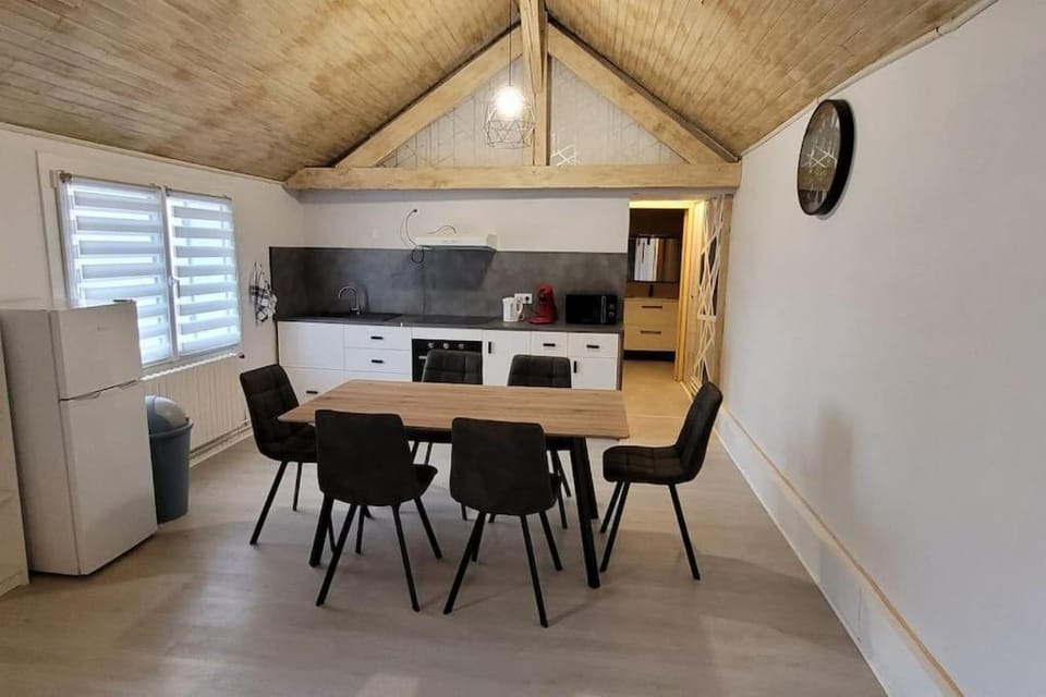 Kitchen or kitchenette, Dining area, stove