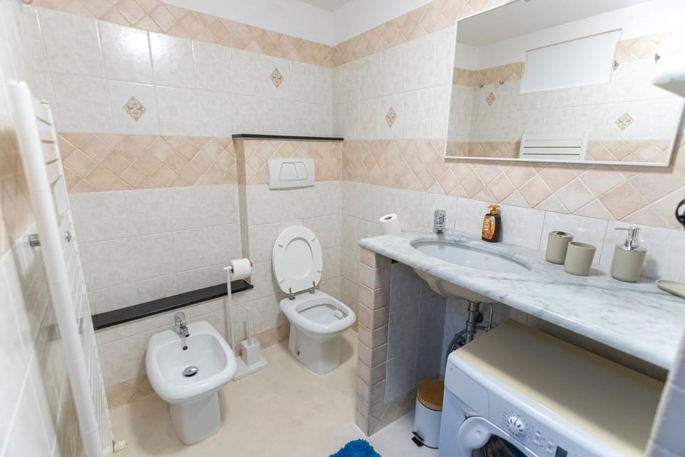 Shower, Toilet, Bathroom, bidet, towels