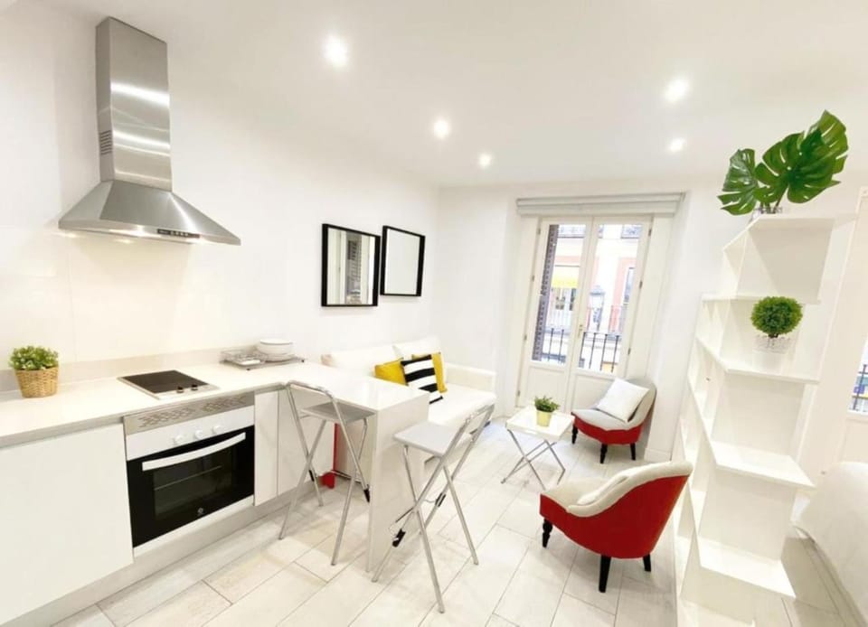 Kitchen or kitchenette, Seating area, stove