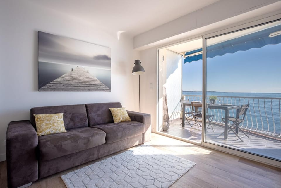 The Beach Cocoon – Sea View & Calm Apartment in Cannes