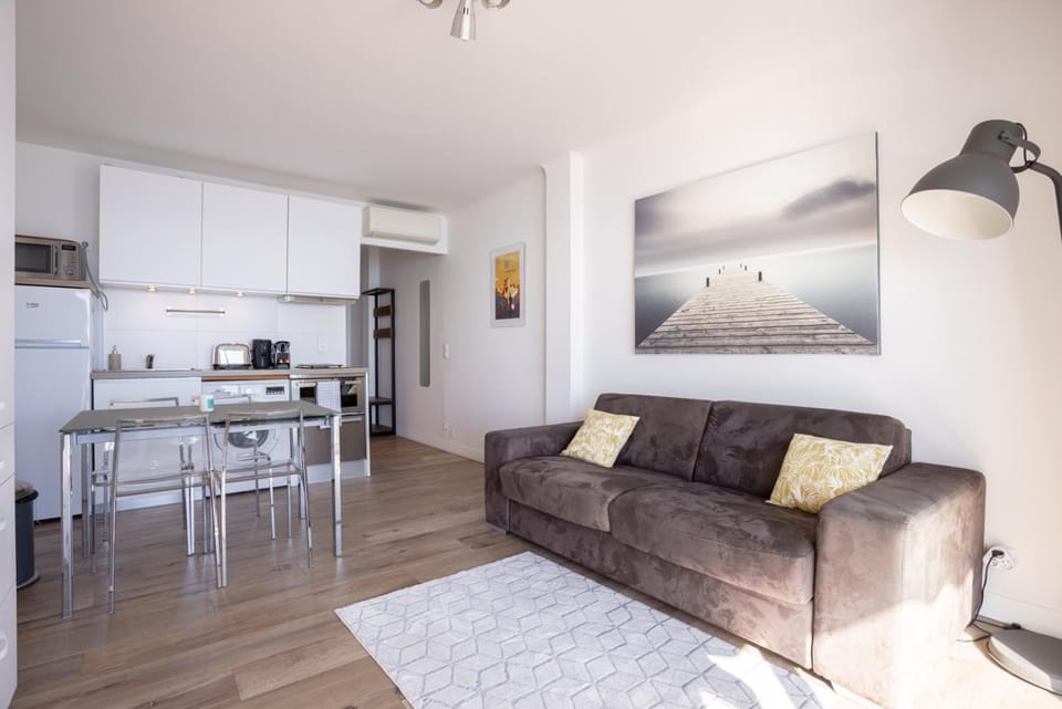 The Beach Cocoon – Sea View & Calm Apartment in Cannes
