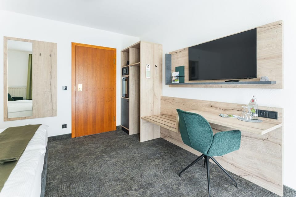 TV and multimedia, Decorative detail, Seating area, minibar, wardrobe