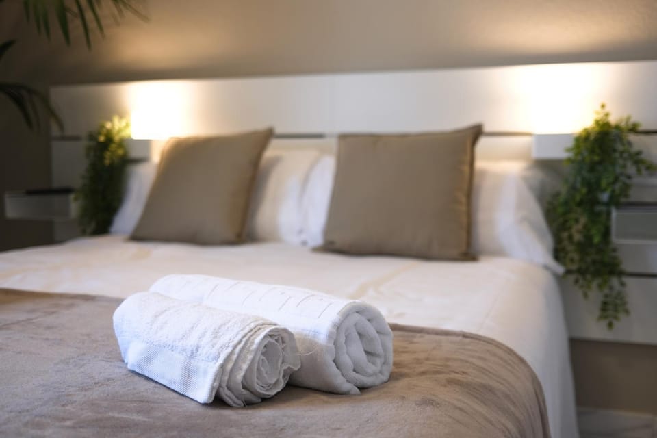 Bed, Photo of the whole room, Bedroom, towels
