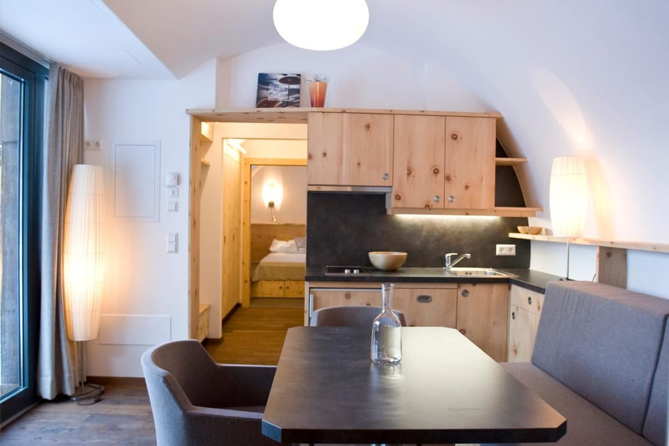 Kitchen or kitchenette, Seating area, Dining area, minibar, stove