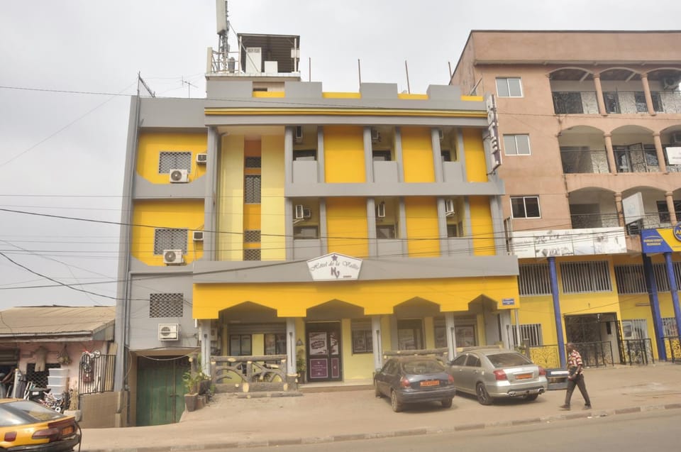 Property building, Neighbourhood, Street view, Location, Parking