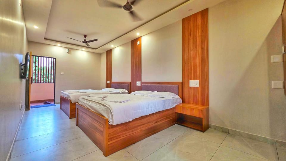 Photo of the whole room, Bedroom, wardrobe