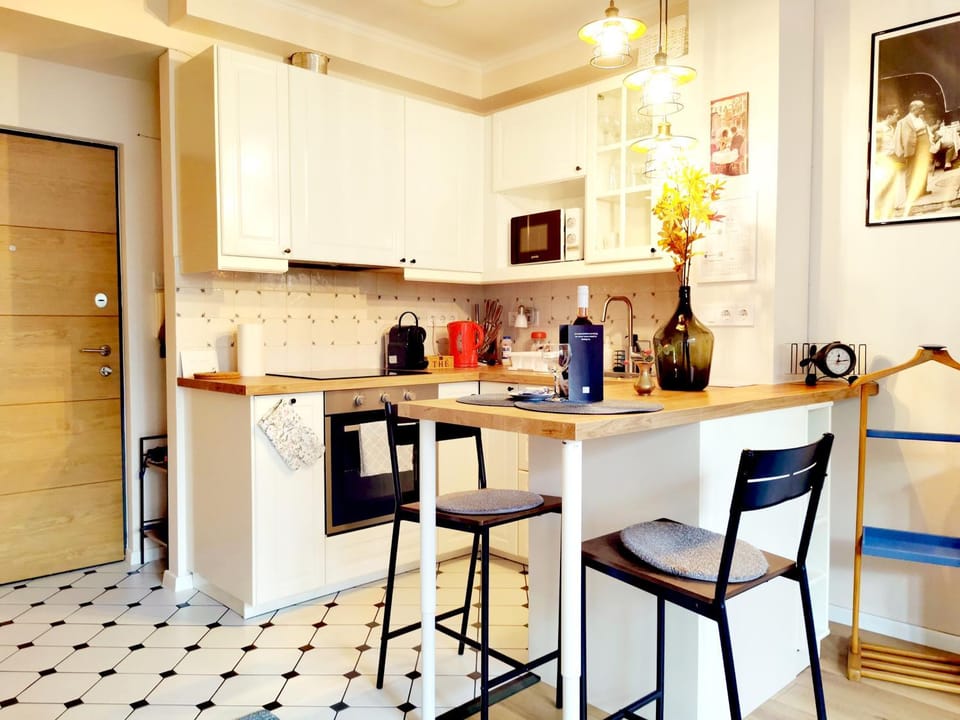 Coffee/tea facilities, Kitchen or kitchenette, Dining area, minibar, pet friendly, stove, kitchen