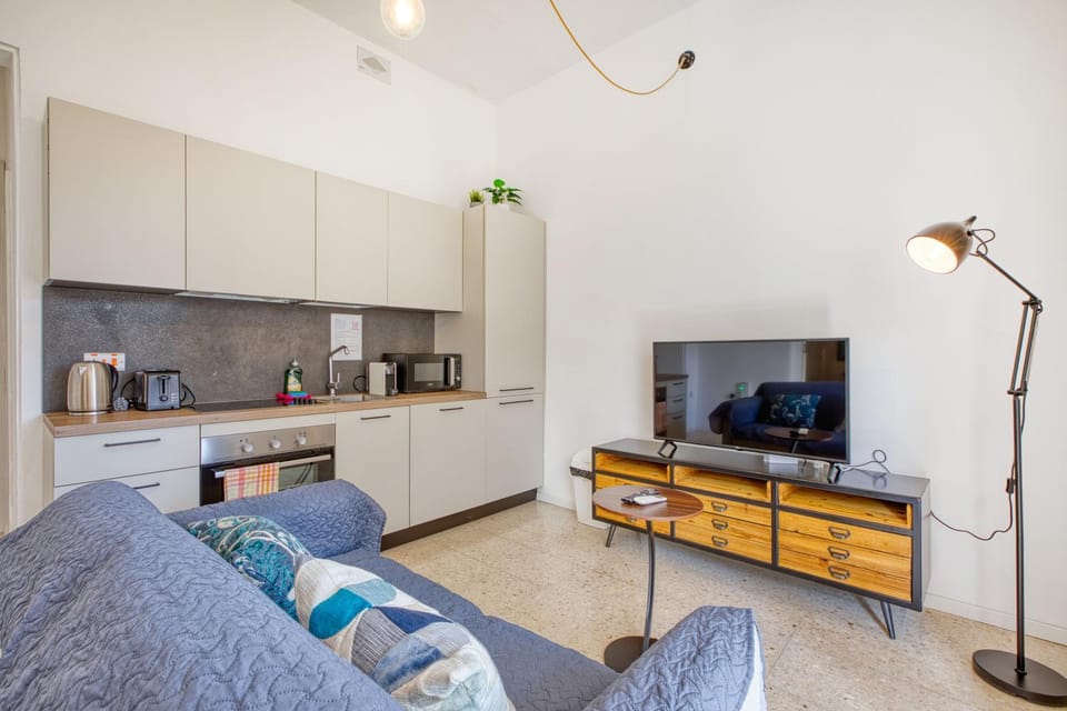 Maltese Apartment 1b with traditional Balcony By Solea Apartment in Sliema