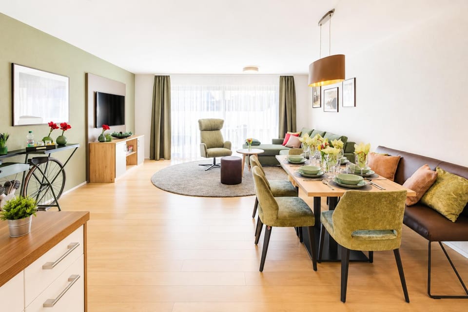 TV and multimedia, Living room, Seating area, Dining area