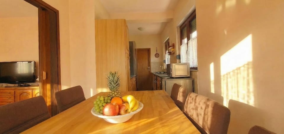 Kitchen or kitchenette, Dining area, Food, kitchen
