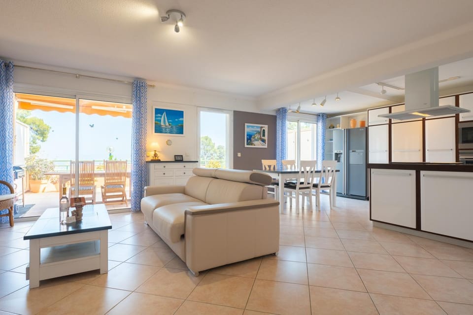 Living room, Seating area, Dining area