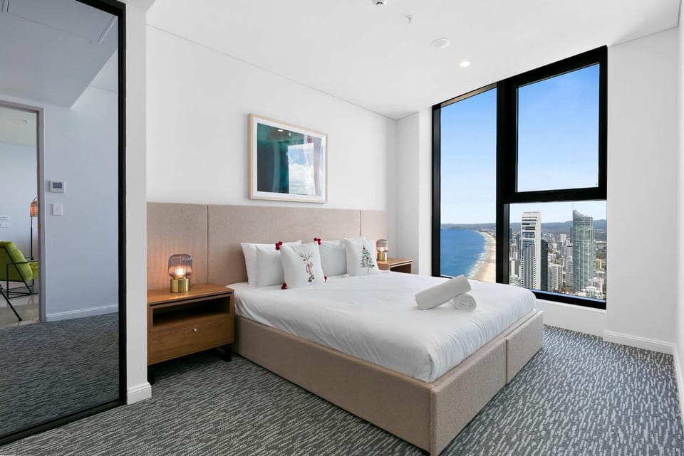 Oceanfront 3-Bed with Stunning Views, Pool & Sauna Apartment in Surfers Paradise