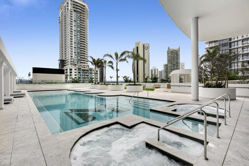 Oceanfront 3-Bed with Stunning Views, Pool & Sauna Apartment in Surfers Paradise
