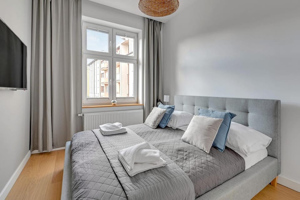 Bed, TV and multimedia, Photo of the whole room, Decorative detail, Seating area, Bedroom, Area and facilities, towels
