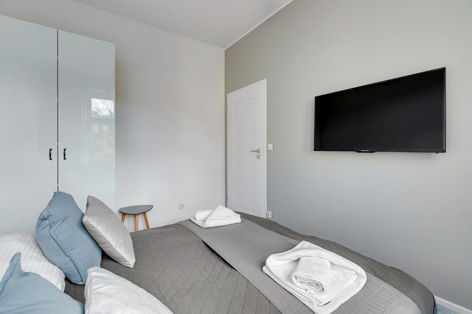 Bed, TV and multimedia, Photo of the whole room, Decorative detail, Bedroom, towels, wardrobe