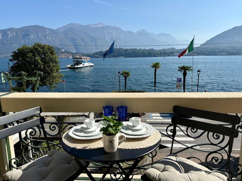 Balcony/Terrace, Dining area, Lake view, Mountain view