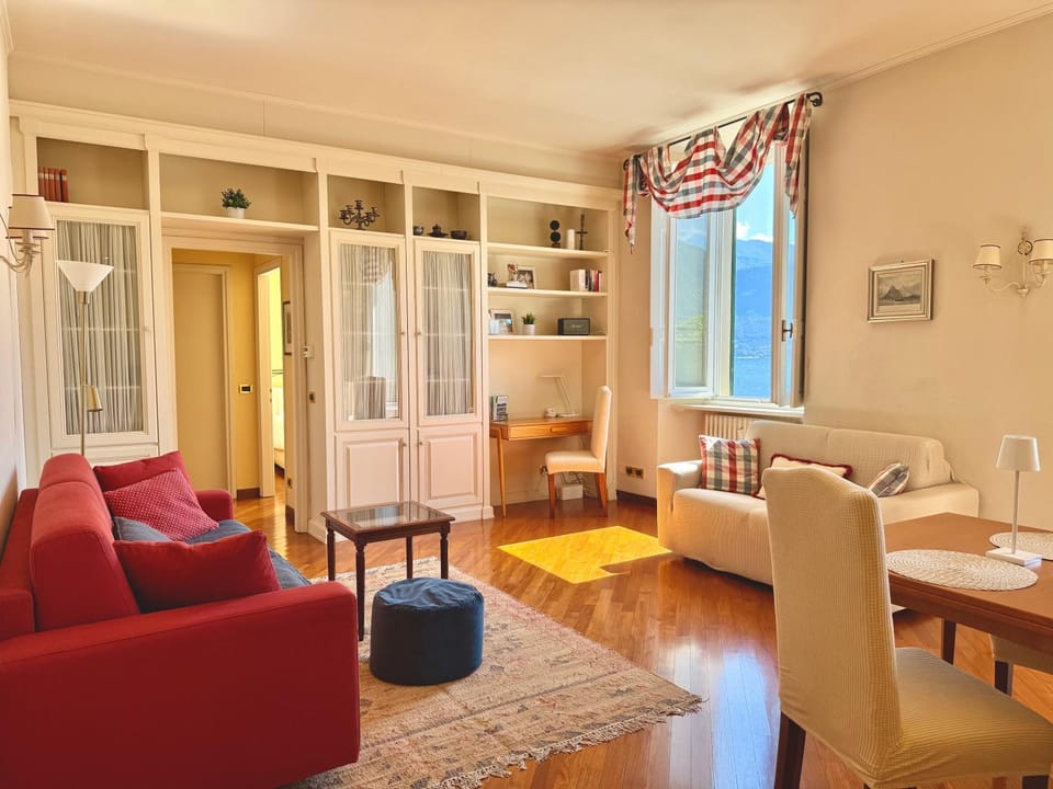 Photo of the whole room, Seating area