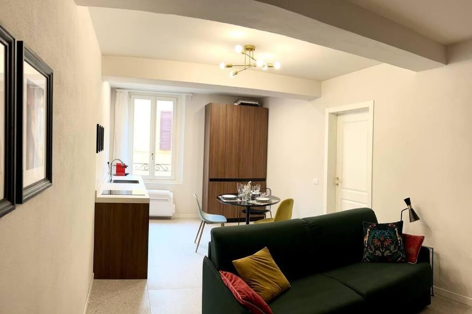 Kitchen or kitchenette, Seating area, Dining area, stove