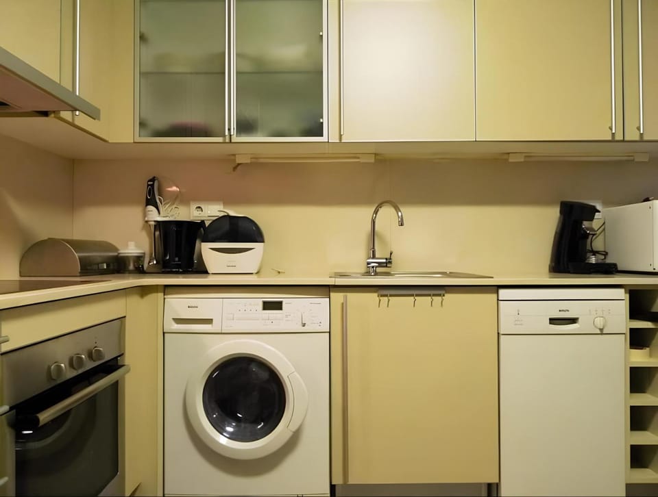 Coffee/tea facilities, Kitchen or kitchenette, dishwasher, oven, stove, toaster, washing machine, dryer