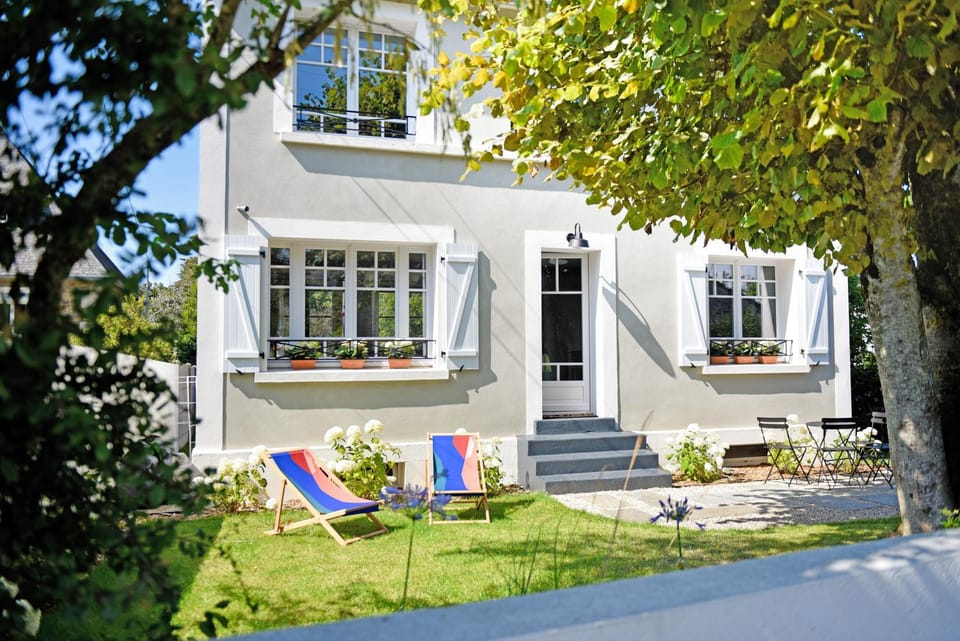 Property building, Day, Natural landscape, Garden, Garden view, sunbed