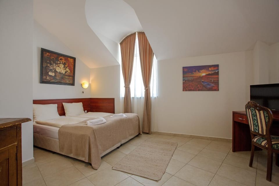 Photo of the whole room, Bedroom