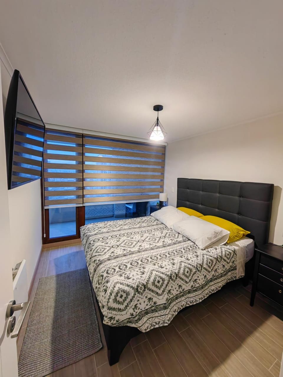 Bed, TV and multimedia, Bedroom
