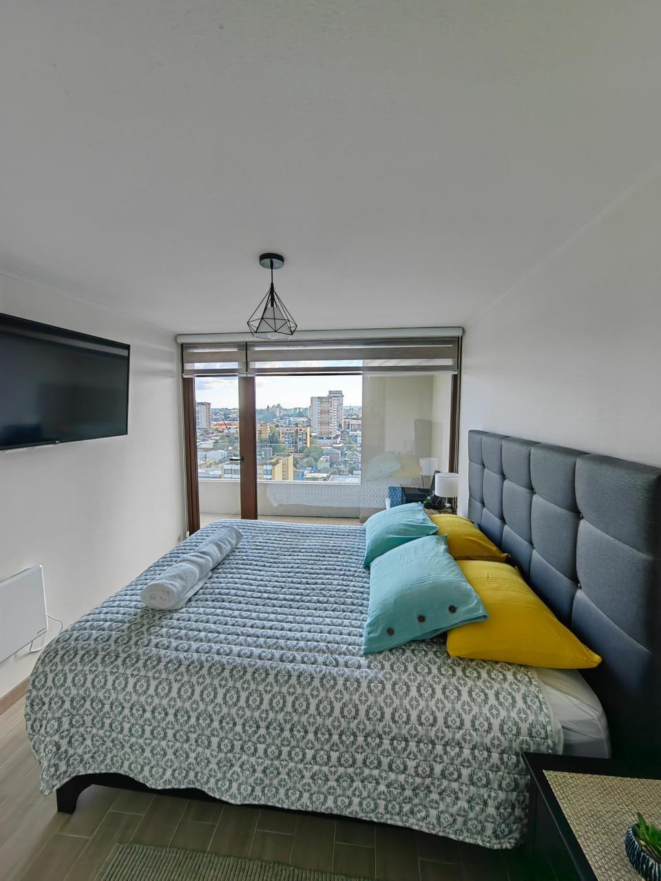 Bed, TV and multimedia, Photo of the whole room, Bedroom