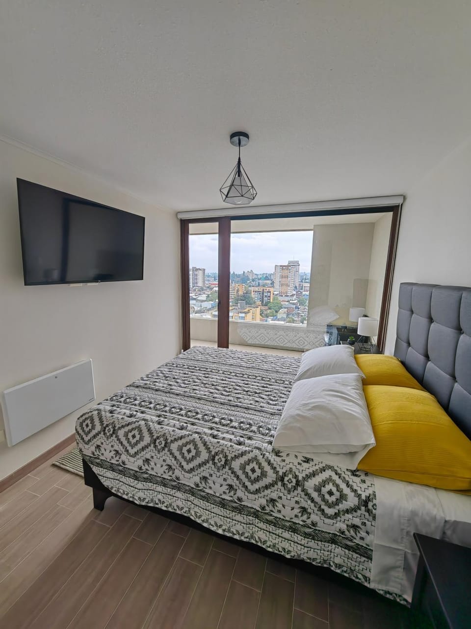 Bed, TV and multimedia, Bedroom