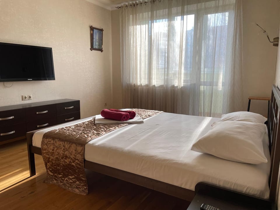 Bed, TV and multimedia, Photo of the whole room, Bedroom, towels