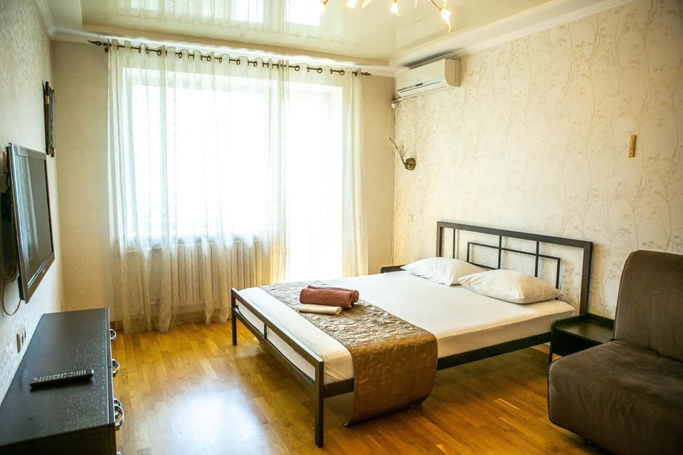 Bed, TV and multimedia, Photo of the whole room, Bedroom