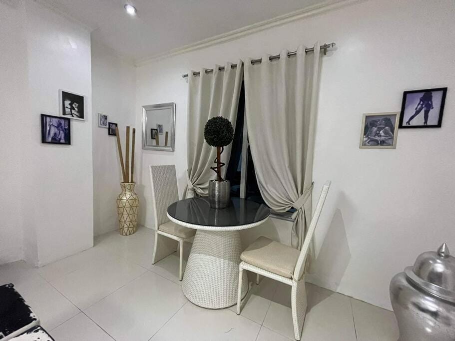 Sheryll Escapes - Kandi big 1 BR, king bed, free housekeeping, fiber fast internet Apartment in Angeles